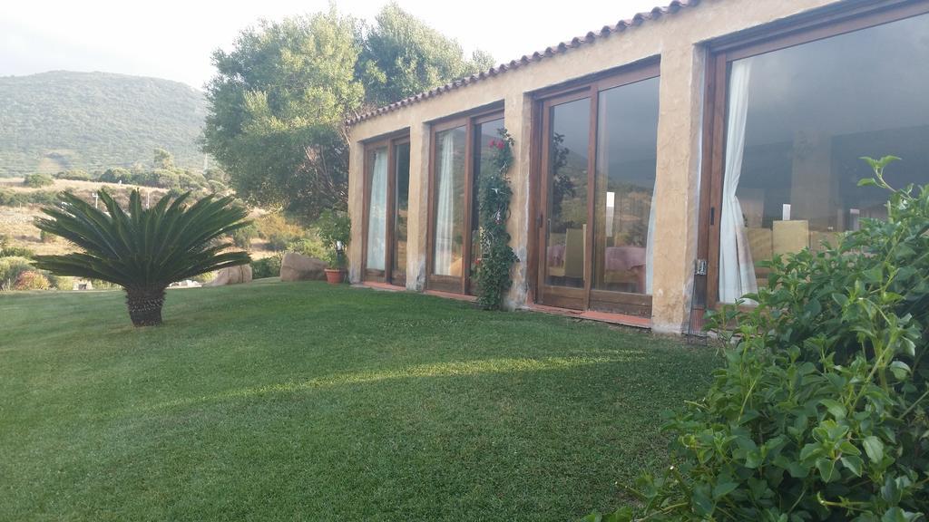 Hotel Ristorante La Tana Di Li Mazzoni Trinita d'Agultu e Vignola Bagian luar foto