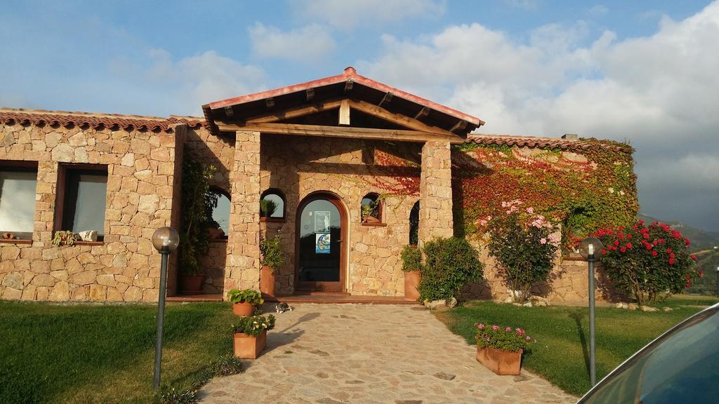 Hotel Ristorante La Tana Di Li Mazzoni Trinita d'Agultu e Vignola Bagian luar foto