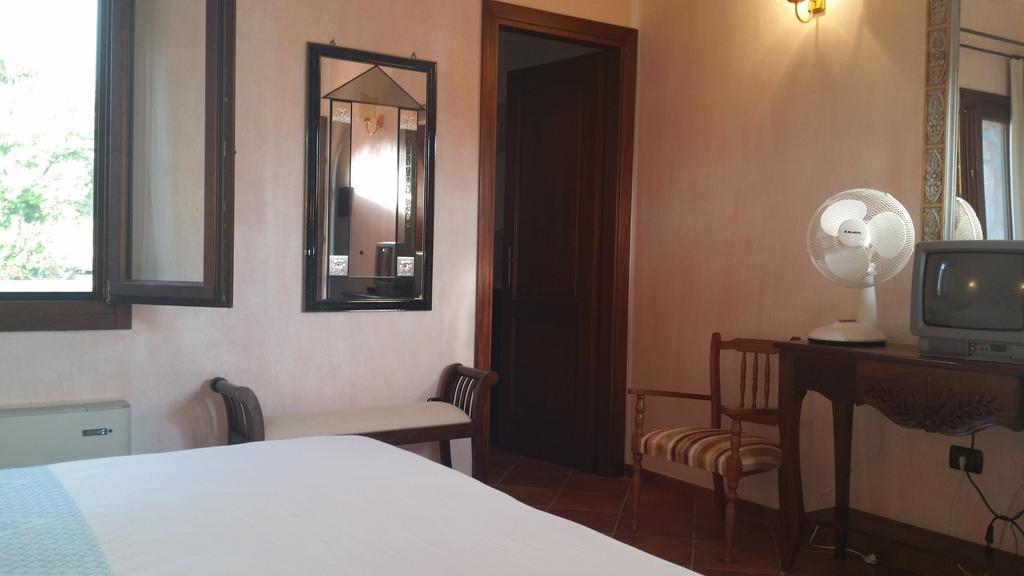 Hotel Ristorante La Tana Di Li Mazzoni Trinita d'Agultu e Vignola Bagian luar foto